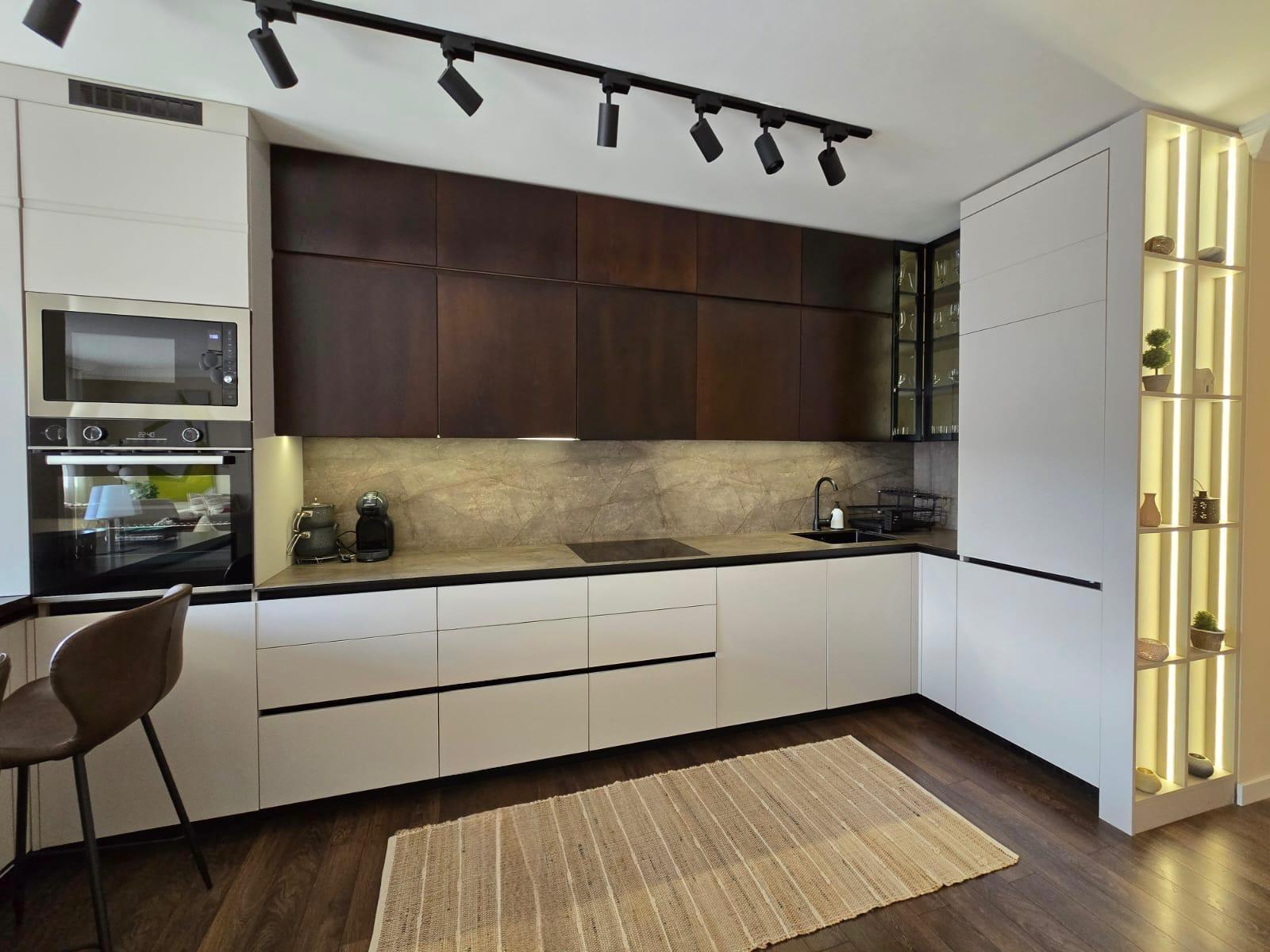 Cuisine en L blanche avec façades wengé, plan marbre et étagère LED