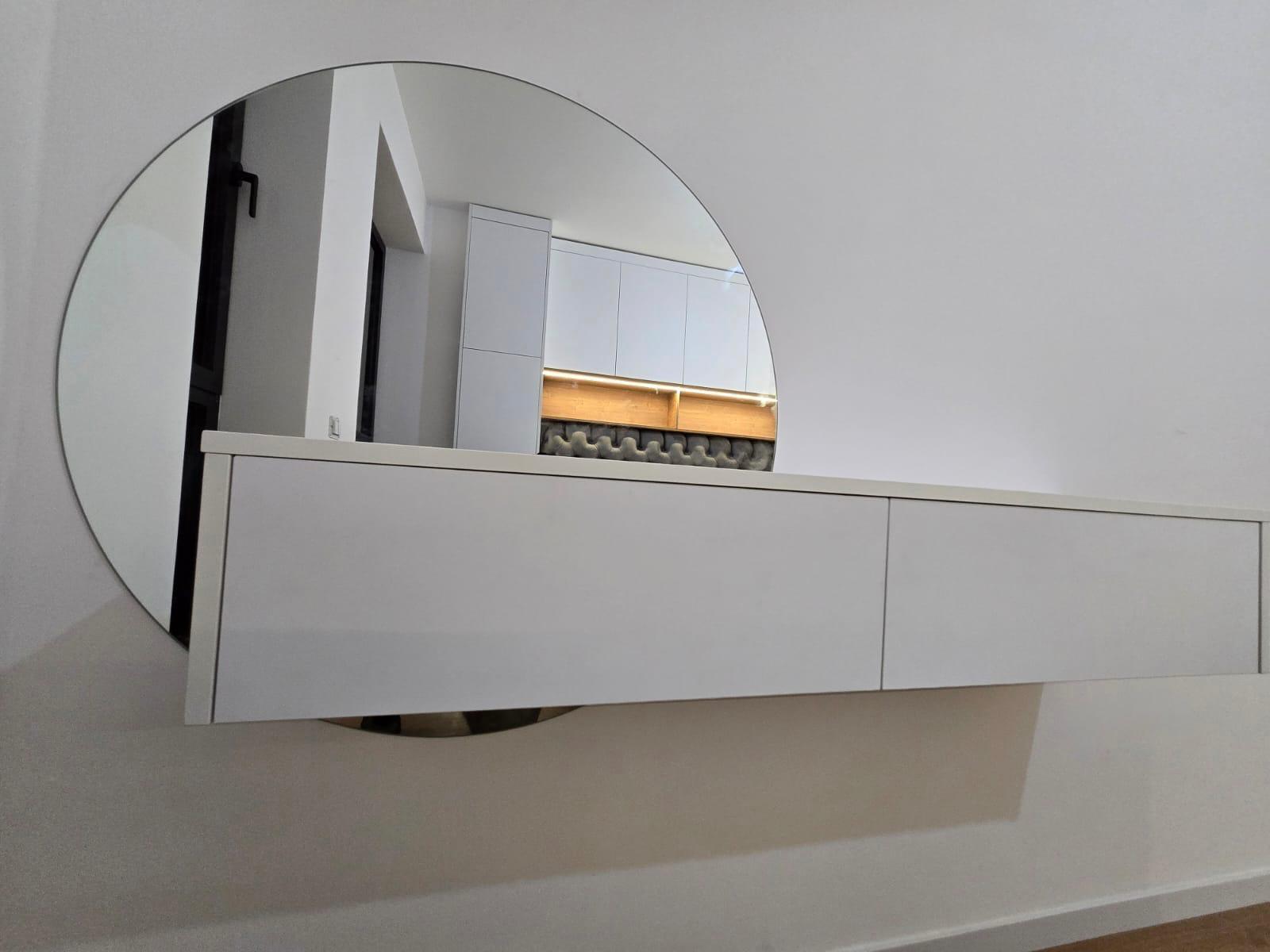 Console d'entrée laquée blanche avec miroir rond surdimensionné