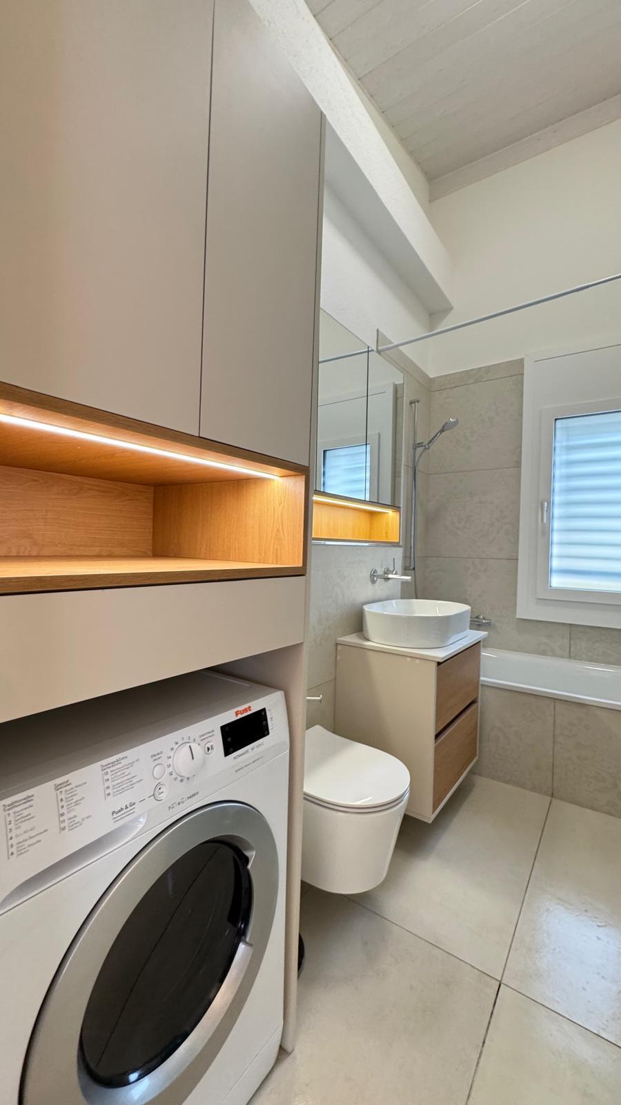 Salle de bain avec rangements bois et niche LED