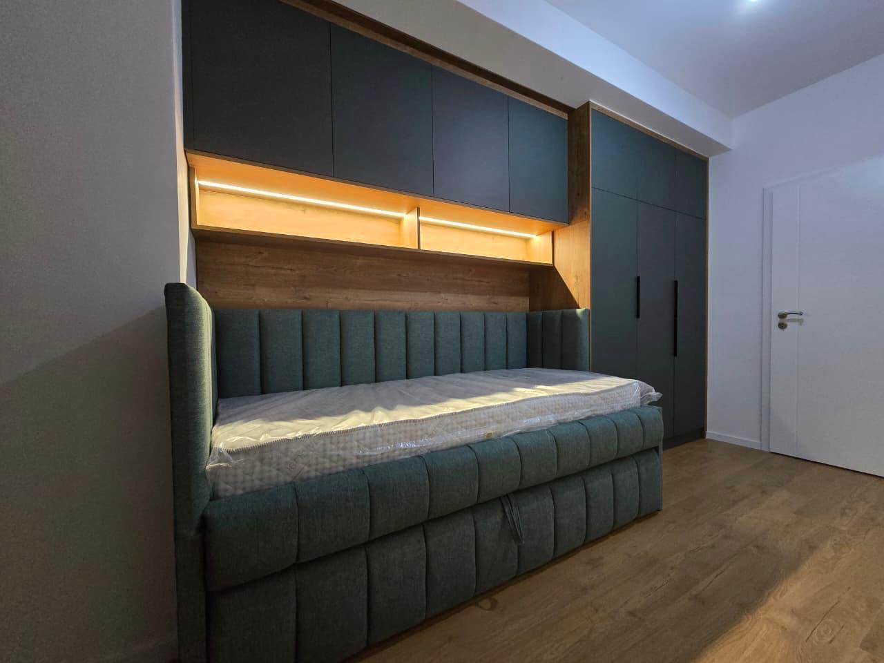 Chambre d'amis avec lit gigogne vert sapin et niche bois rétroéclairée