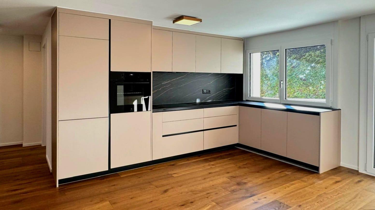 Cuisine d'angle beige et marbre noir