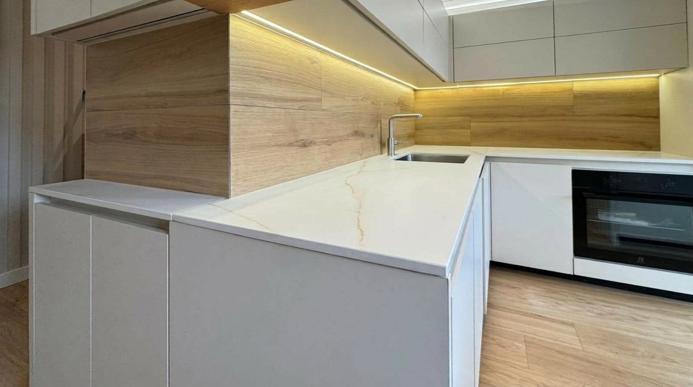 Îlot marbre Calacatta avec crédence bois et éclairage LED