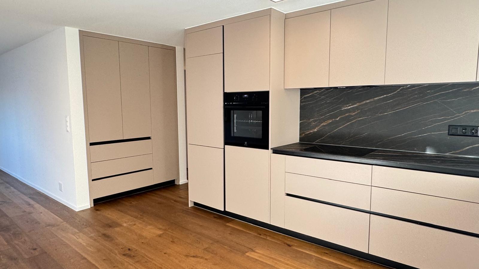 Cuisine beige avec crédence marbre noir veiné