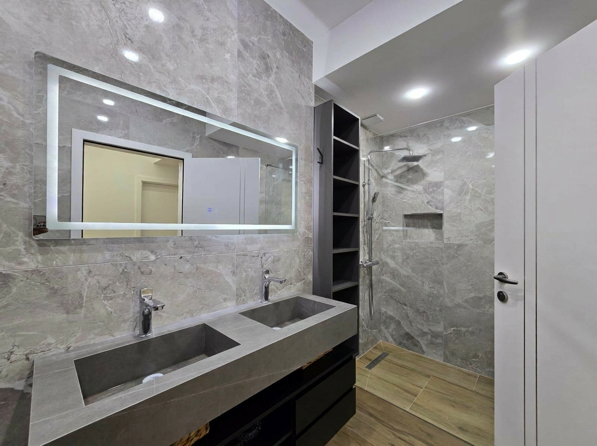 Salle de bain marbre gris avec douche italienne, miroir LED et double vasque béton