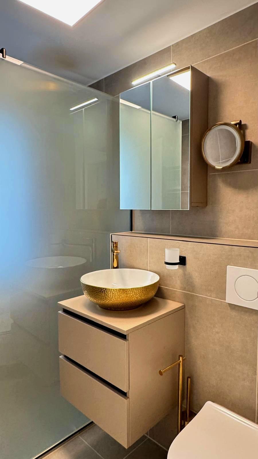 Salle de bain vasque dorée et robinetterie laiton