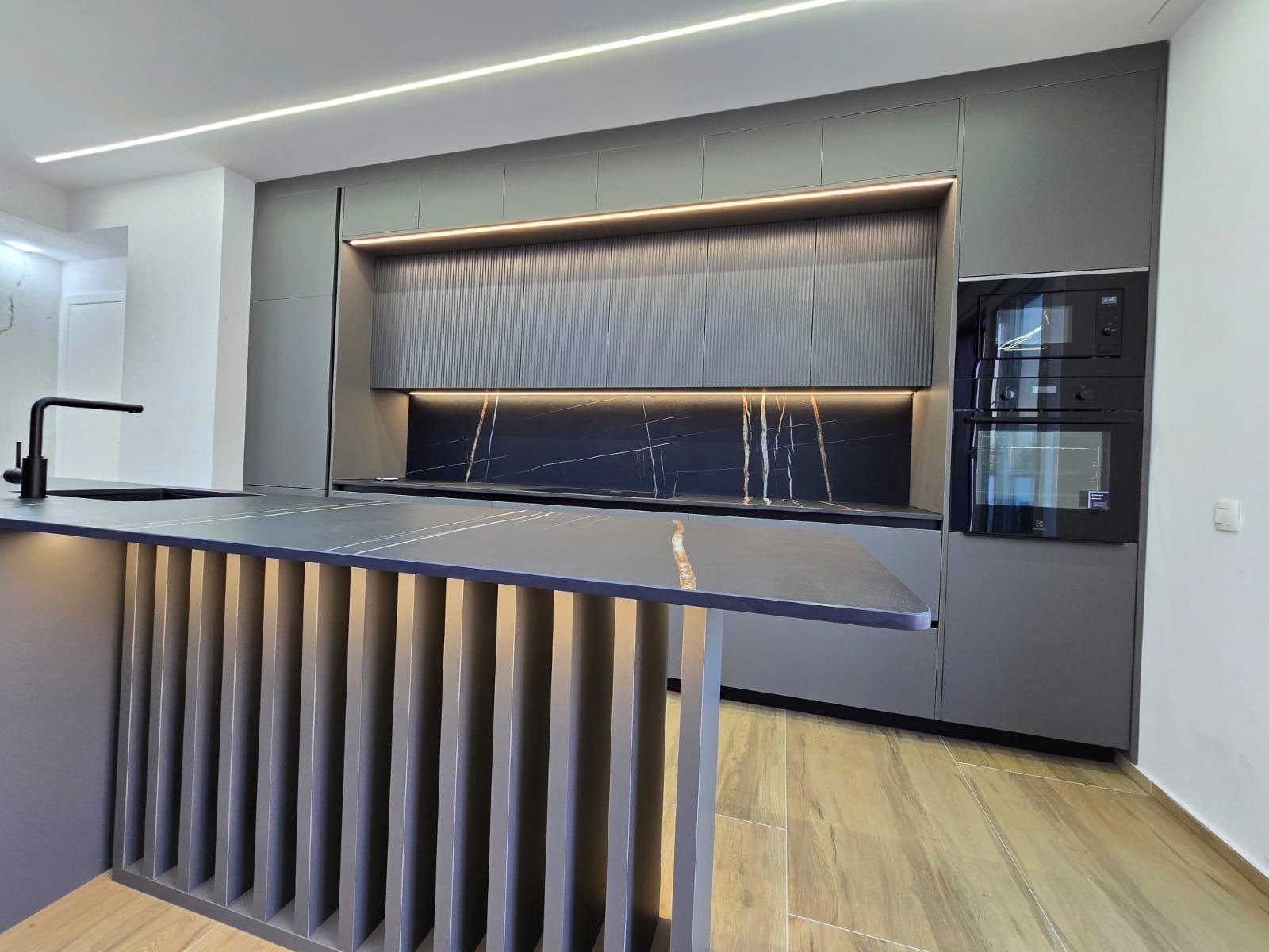Façades cannelées graphite avec LED