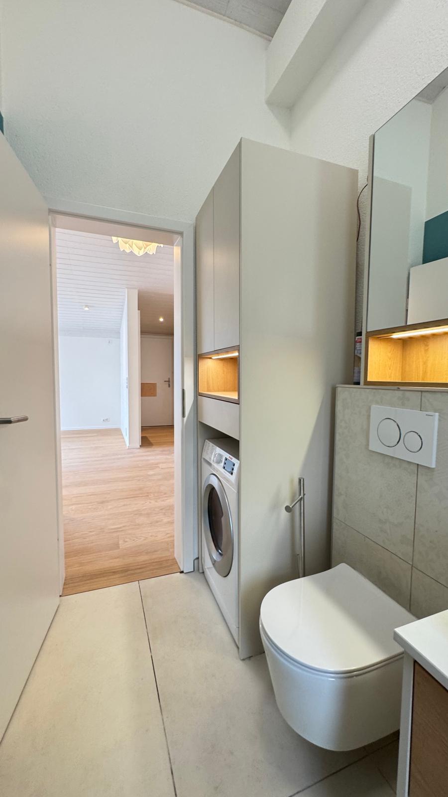 Salle d'eau compacte avec colonne buanderie intégrée