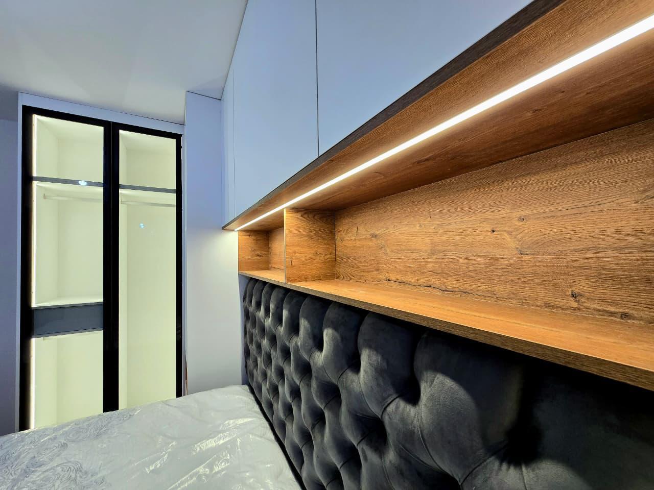 Tête de lit velours noir avec niche bois rétroéclairée